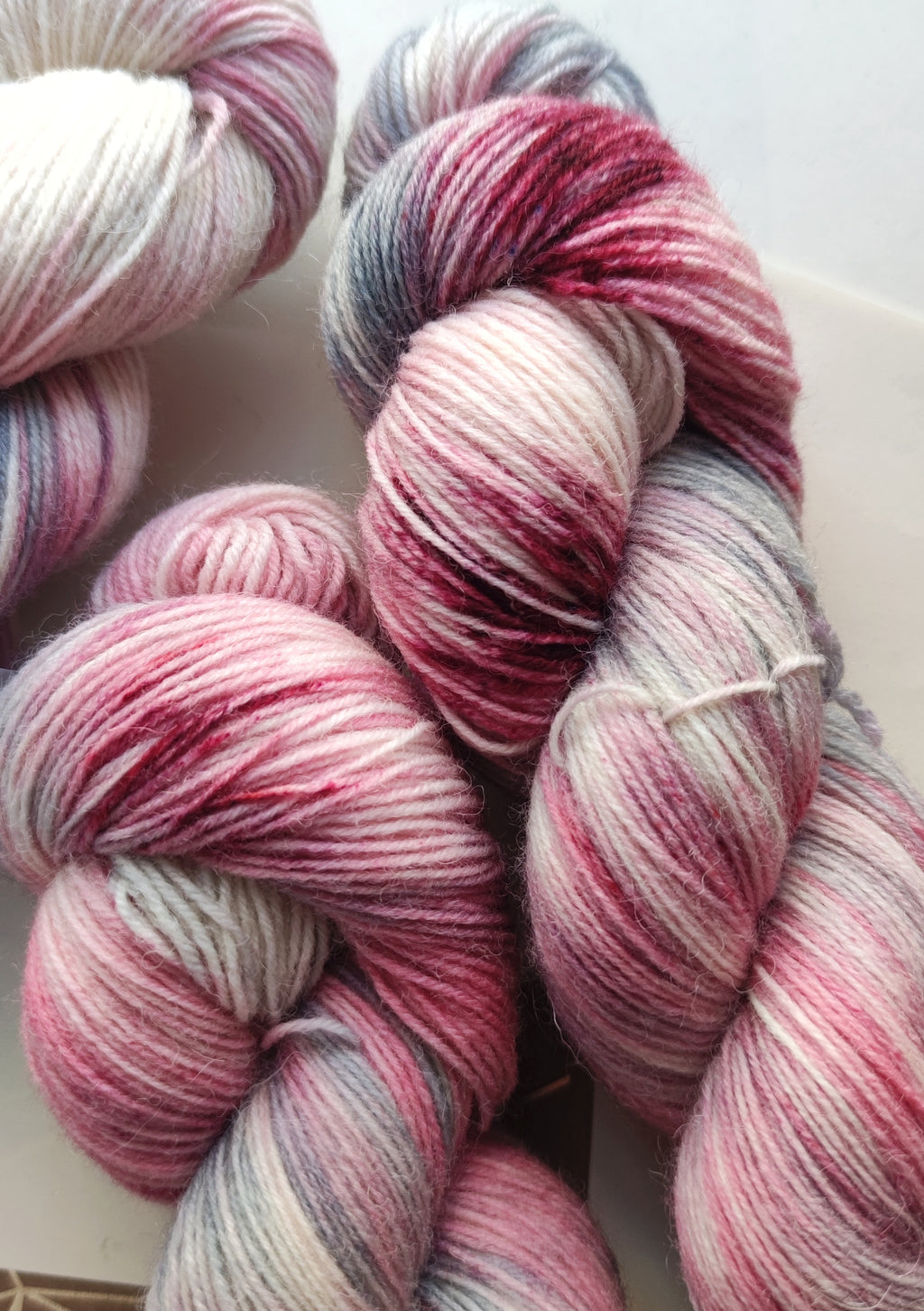 Hand Dyed Sock Yarn Dusty Pink Gray, Superwash Merino Nylon, Soft Neutral Knitting Yarn 100g 400m