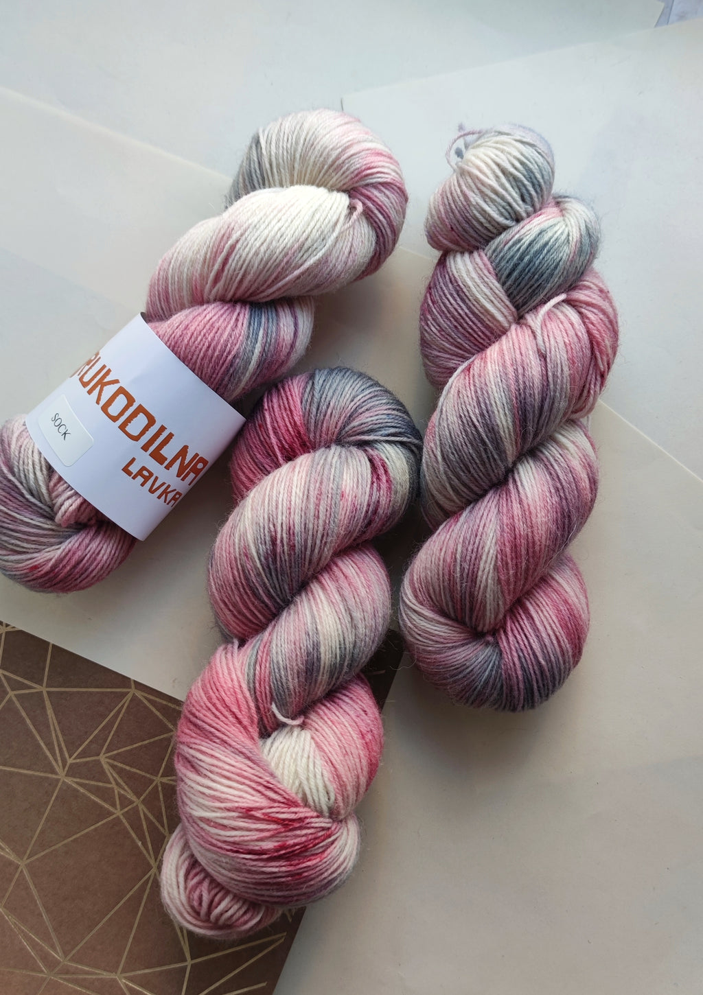 Hand Dyed Sock Yarn Dusty Pink Gray, Superwash Merino Nylon, Soft Neutral Knitting Yarn 100g 400m