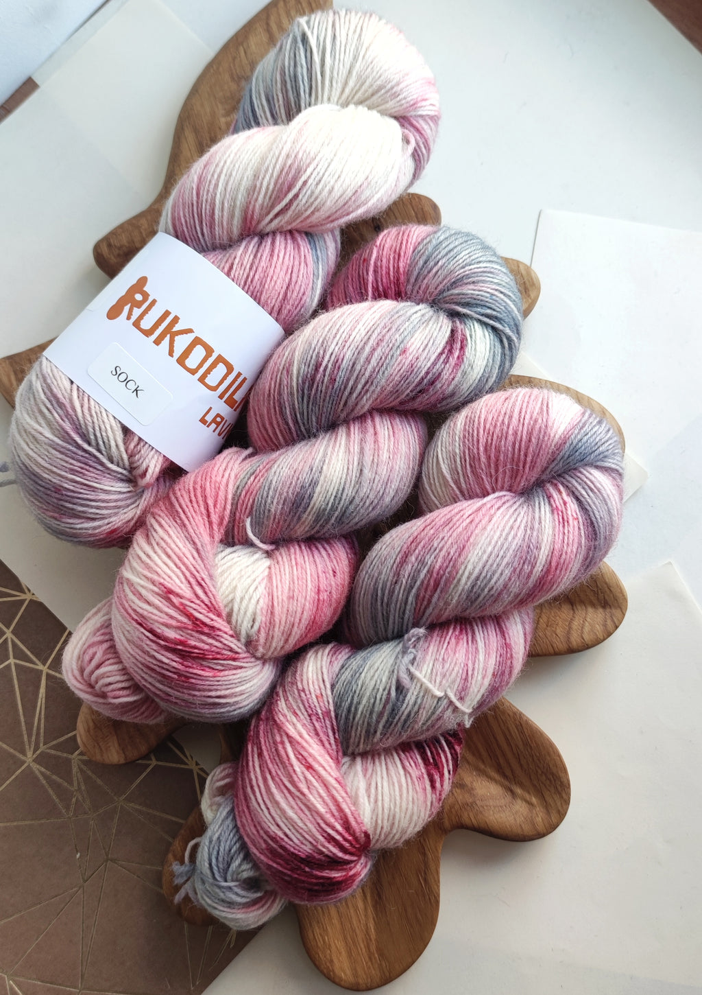 Hand Dyed Sock Yarn Dusty Pink Gray, Superwash Merino Nylon, Soft Neutral Knitting Yarn 100g 400m