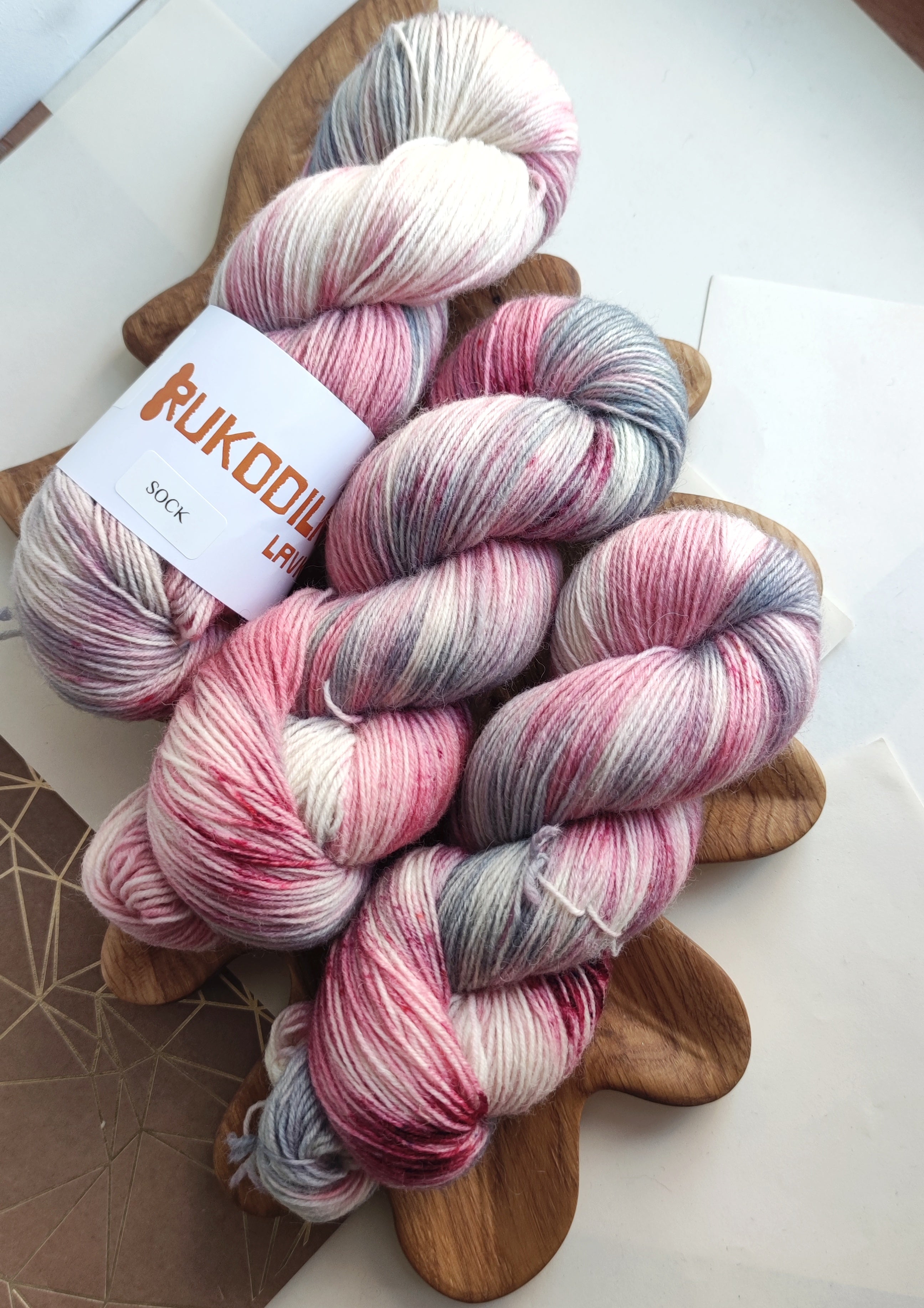Hand Dyed Sock Yarn Dusty Pink Gray, Superwash Merino Nylon, Soft Neutral Knitting Yarn 100g 400m
