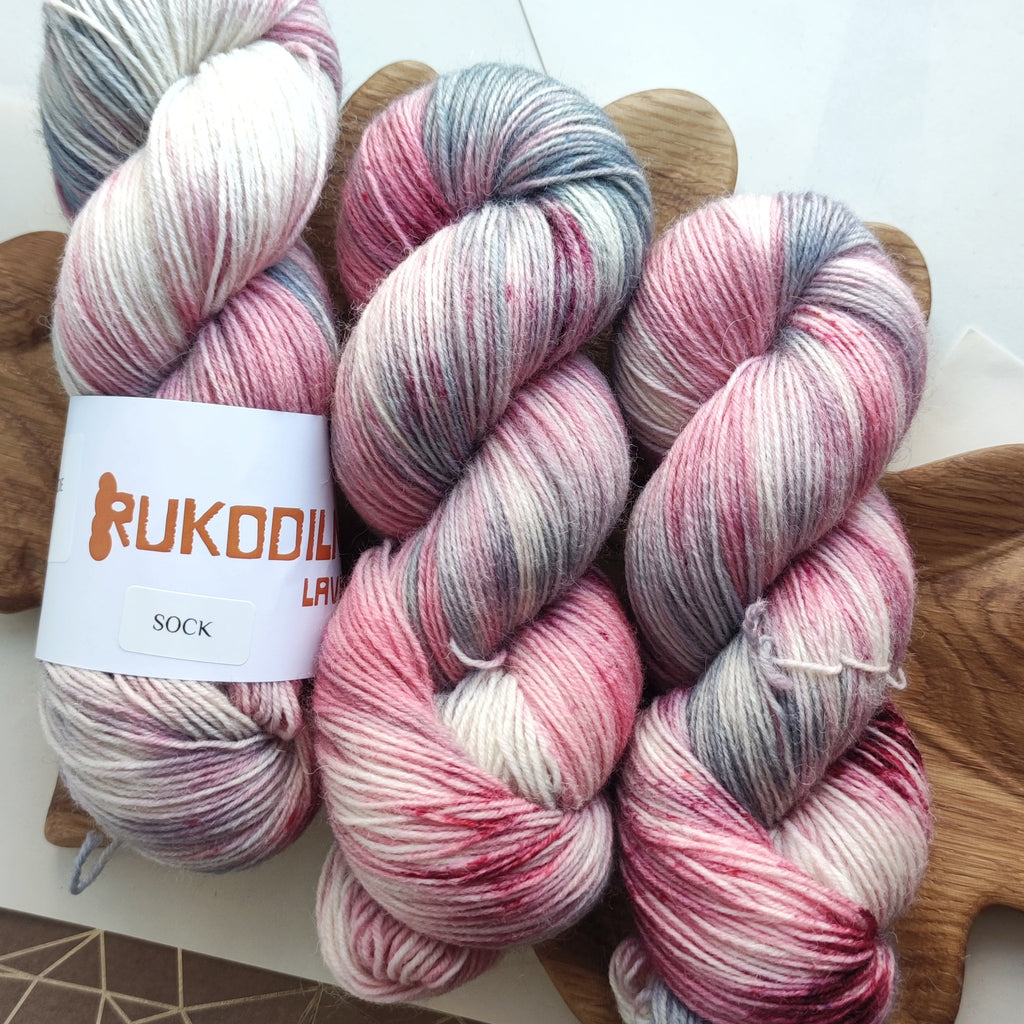 Hand Dyed Sock Yarn Dusty Pink Gray, Superwash Merino Nylon, Soft Neutral Knitting Yarn 100g 400m