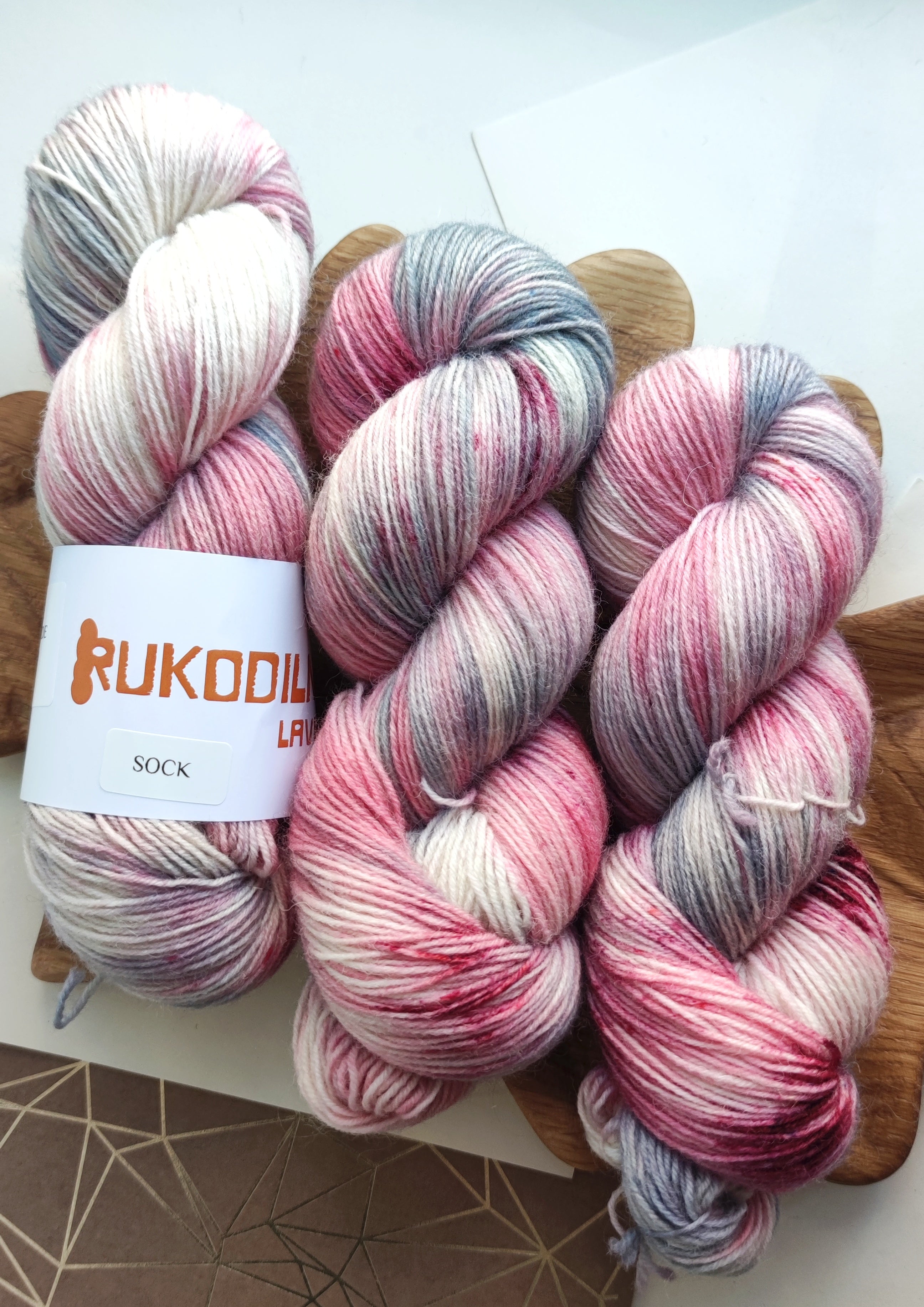 Hand Dyed Sock Yarn Dusty Pink Gray, Superwash Merino Nylon, Soft Neutral Knitting Yarn 100g 400m