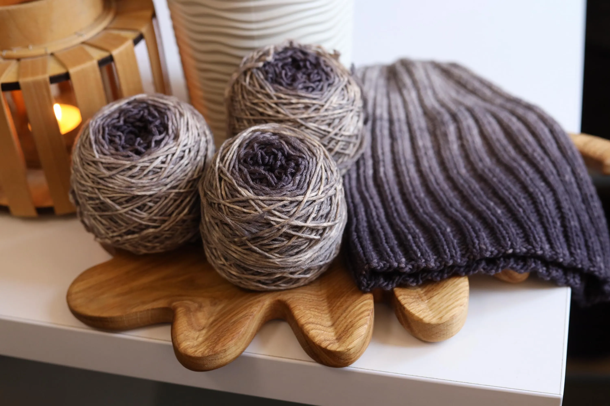 Hand dyed merino wool yarn in black and light gray gradient shades with knitted swatch, DK weight 100% merino yarn for knitting and crochet.