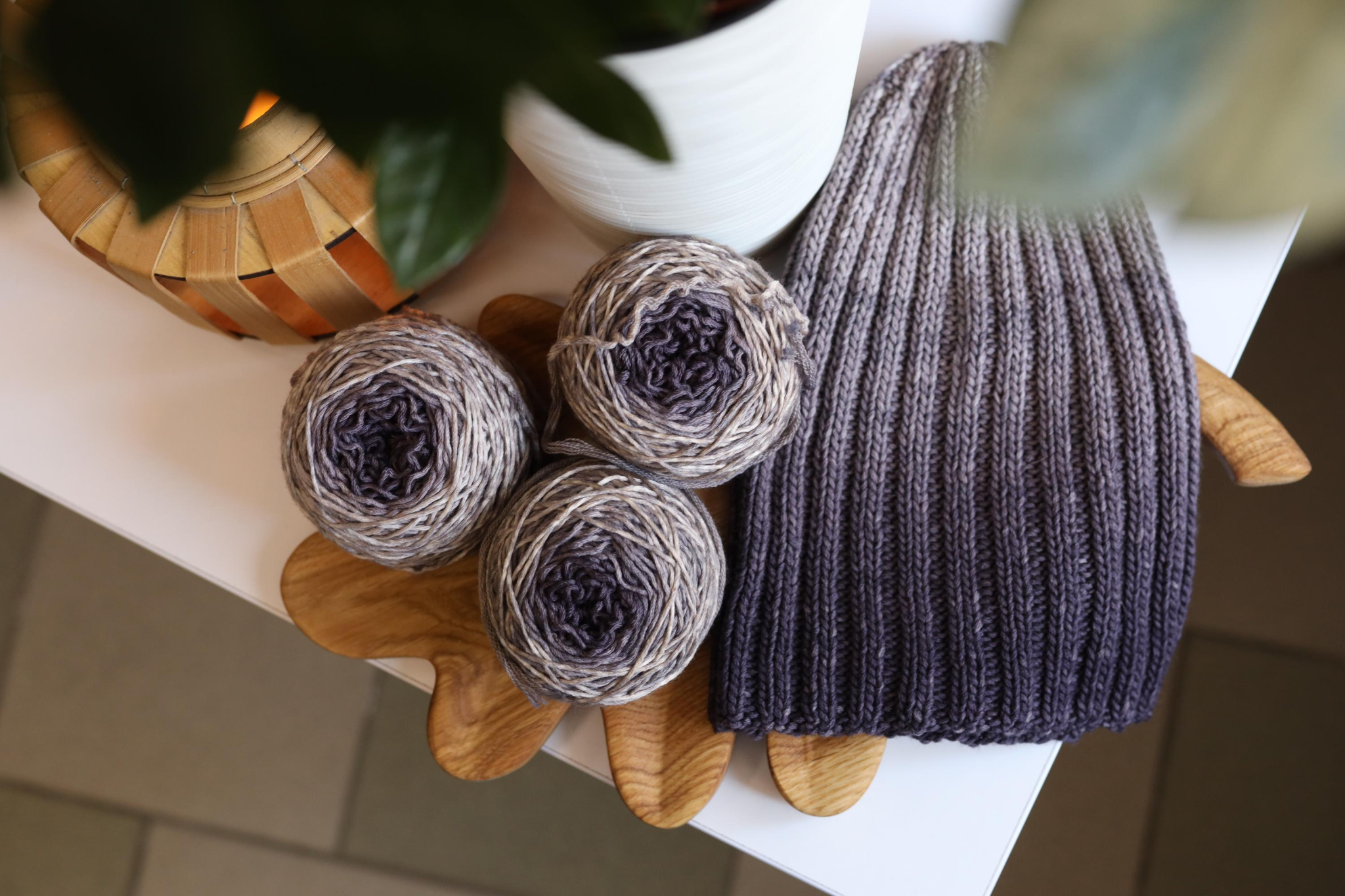 Hand dyed merino wool yarn in black and light gray gradient shades with knitted swatch, DK weight 100% merino yarn for knitting and crochet.
