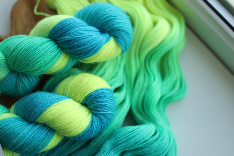 Hand dyed aqua sock yarn in turquoise mint and neon yellow, fingering weight wool nylon knitting yarn