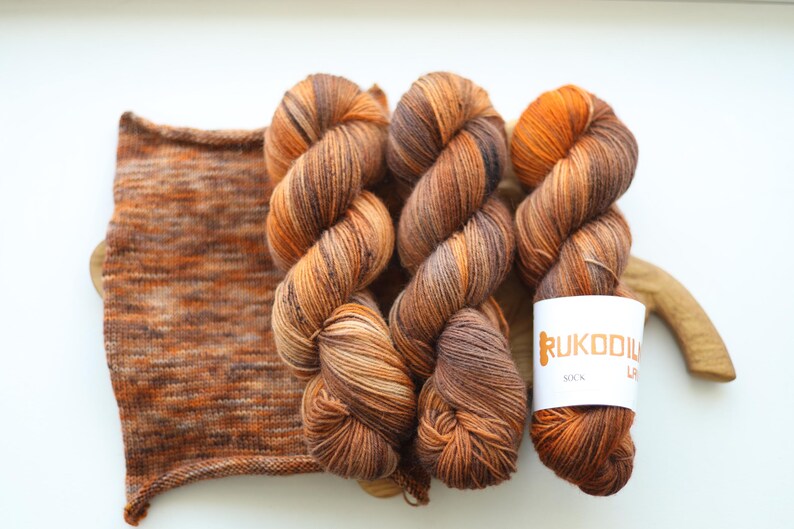 Autumn variegated hand dyed sock yarn in burnt orange, burgundy and chestnut colors, fingering weight, 100g 400m.