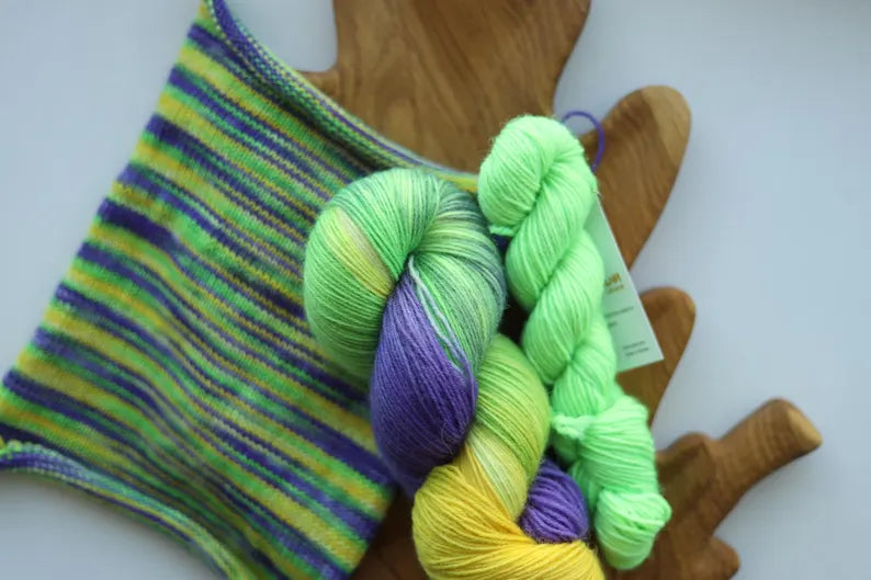 Bright hand-dyed sock yarn set with one 100g skein and one matching 20g mini skein. Fingering weight, 75% wool, 25% polyamide, perfect for contrasting heels, toes and cuffs.