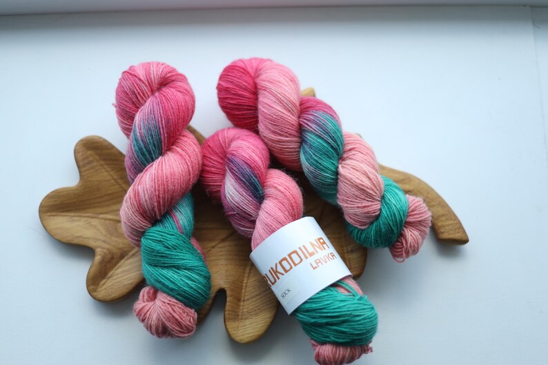 Pink and green hand dyed sock yarn, colorful 4-ply fingering yarn for knitting socks.