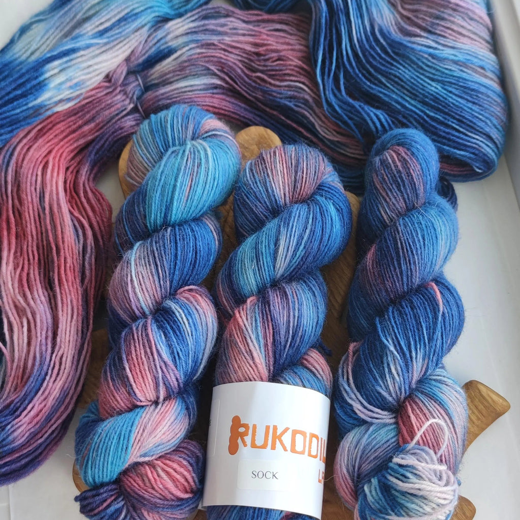Hand Dyed Sock Yarn, Blue Raspberry Sock Yarn, Superwash Wool Nylon Fingering Yarn, Variegated Gradient Knitting Yarn, 100g 400m