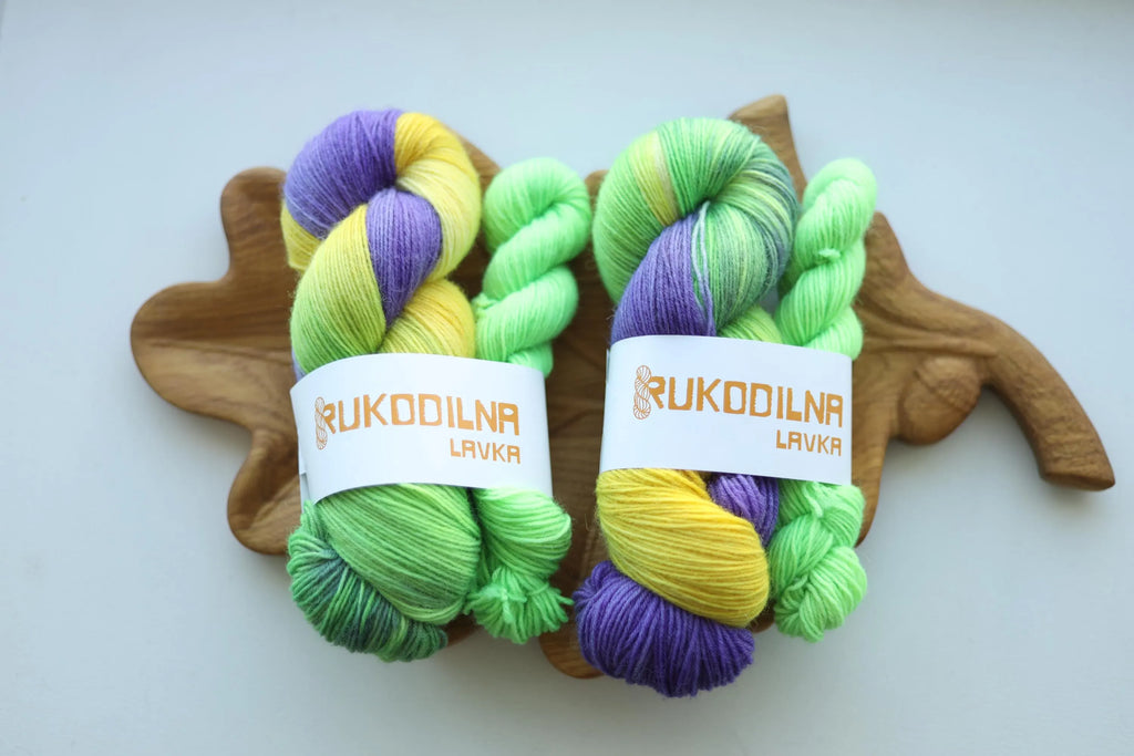 Bright hand-dyed sock yarn set with one 100g skein and one matching 20g mini skein. Fingering weight, 75% wool, 25% polyamide, perfect for contrasting heels, toes and cuffs.